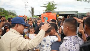 Presiden di tengah aktivitas penuh di posko pengungsian