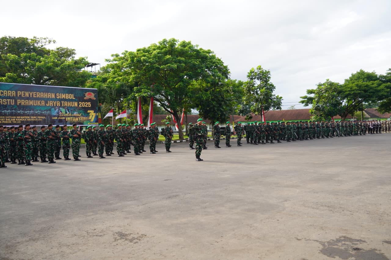 Mayjen TNI Susilo dengan penuh semangat membacakan amanat Pangdam V/Brawijaya