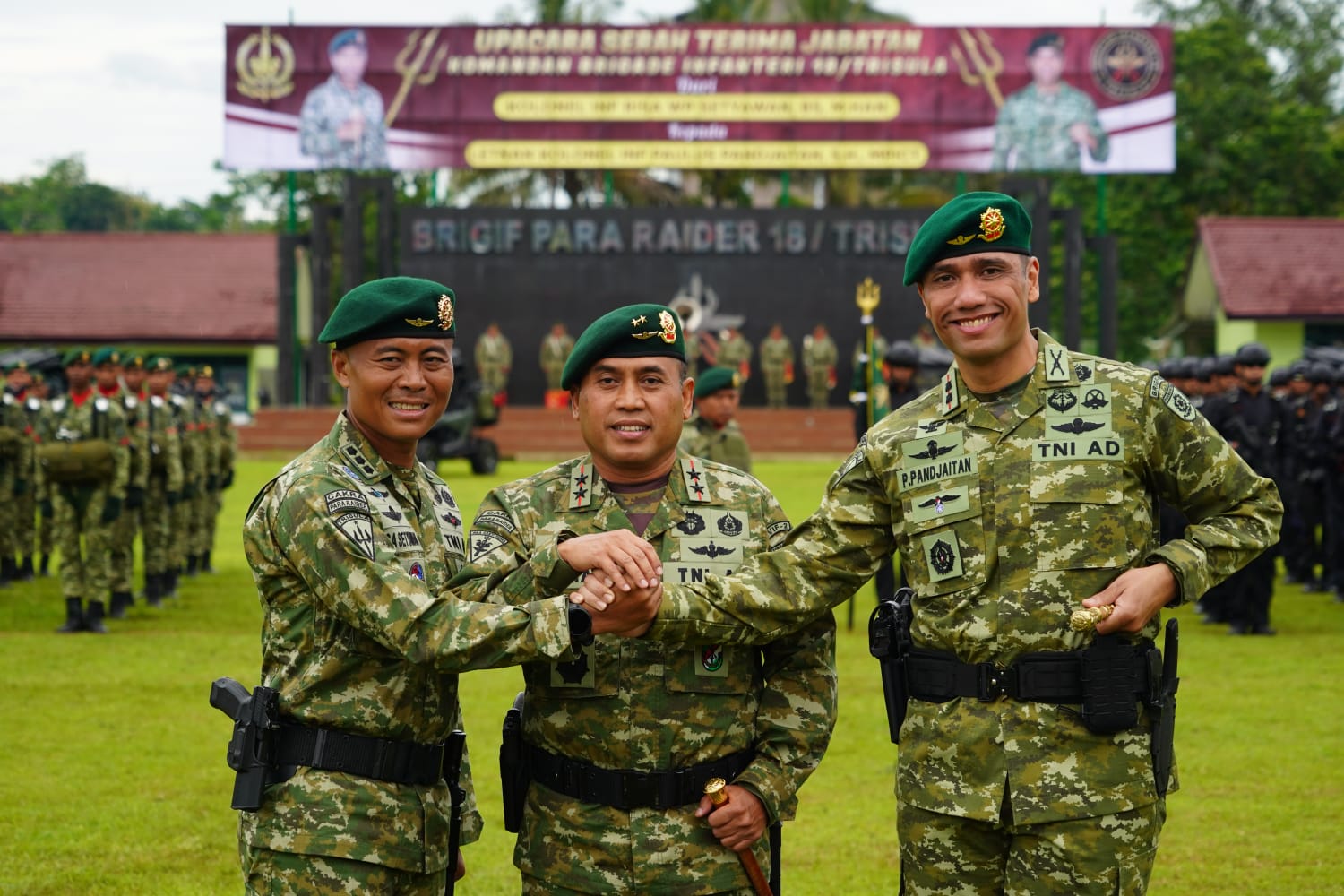 Kolonel Inf Risa W. P. Setyawan menyerahkan tongkat komando kepada Letkol Inf Paulus Panjaitan disaksikan Pangdivif 2 Kostrad.