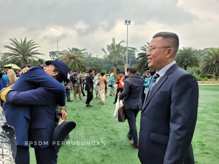 Informasikan ke forum atau grup alumni penerbangan dan militer.