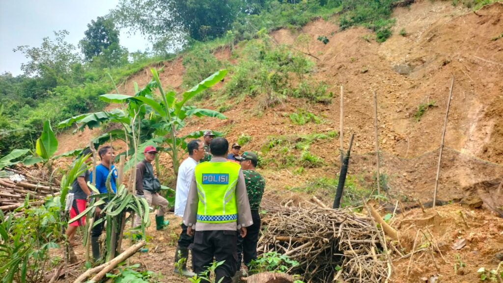 Infografis atau kolase foto tiga bencana: longsor di Cilacap, banjir di Sumbawa, dan rumah rusak akibat angin kencang di Lampung Selatan.