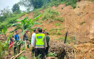 Infografis atau kolase foto tiga bencana: longsor di Cilacap, banjir di Sumbawa, dan rumah rusak akibat angin kencang di Lampung Selatan.