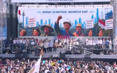 Presiden Prabowo Subianto sedang menandatangani Peraturan Presiden Nomor 25 Tahun 2026 di atas meja kerja