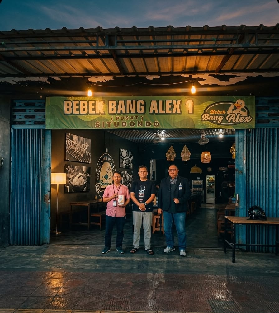 Pemimpin Cabang BRI Situbondo Ary Juwono saat meninjau usaha Bebek Bang Alex