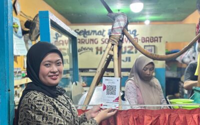 Munawaroh, generasi keempat pengelola Warung Soto H. Fauzi, di kedai legendarisnya
