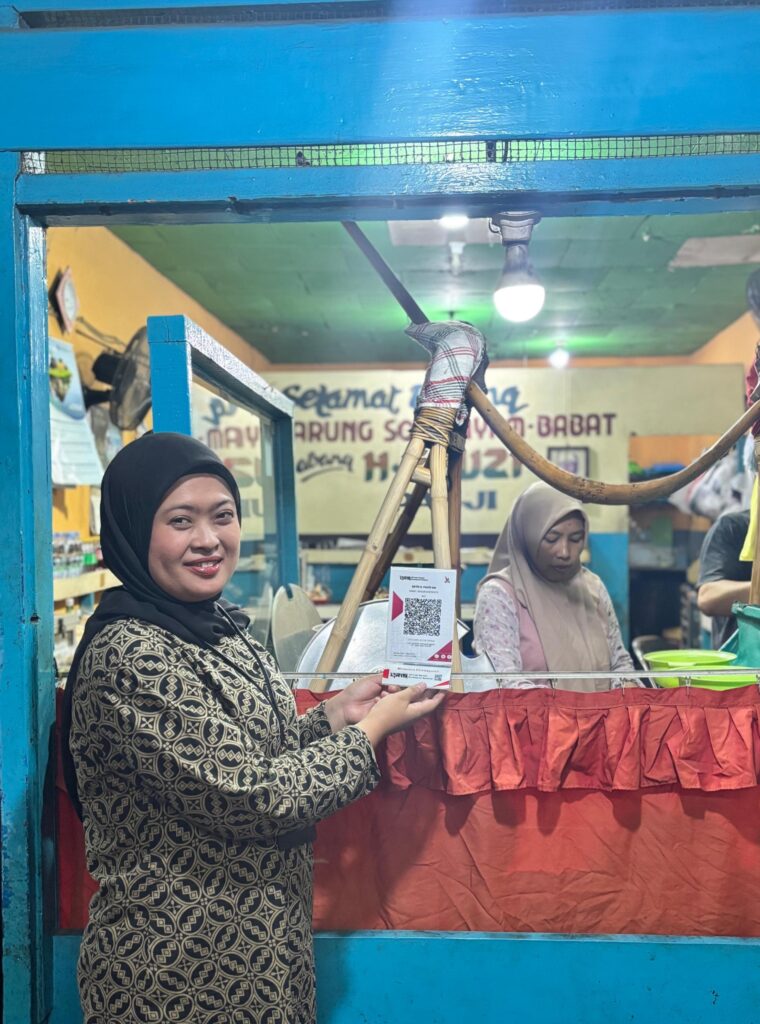 Munawaroh, generasi keempat pengelola Warung Soto H. Fauzi, di kedai legendarisnya