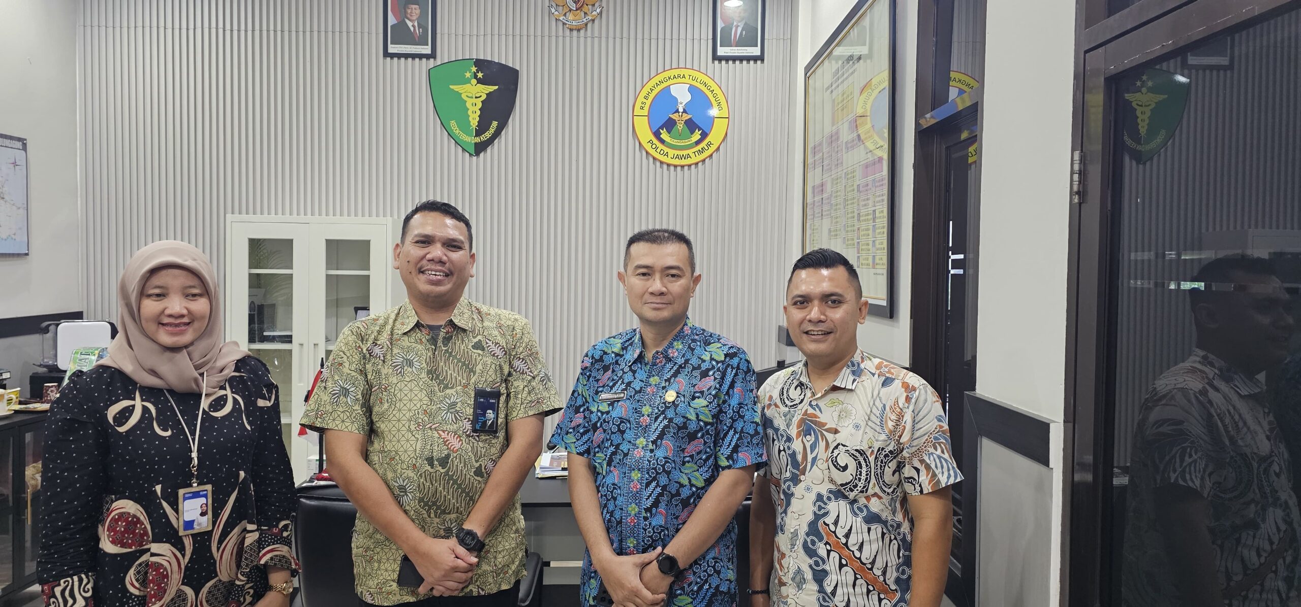 "Penandatanganan kerja sama BRI dan Rumah Sakit Bhayangkara Tulungagung dalam Program Manfaat Kartu BRI Life."