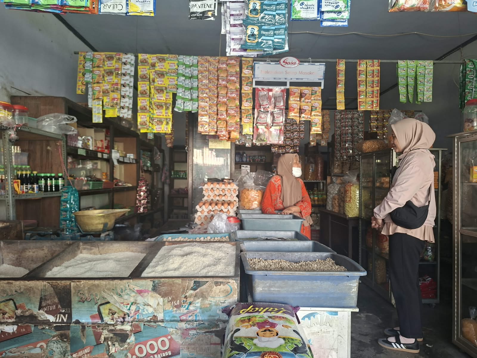 KUR BRI Tulungagung bantu Triningsih kembangkan toko sembako. Pendampingan BRI jadi kunci semangat dan optimisme UMKM.